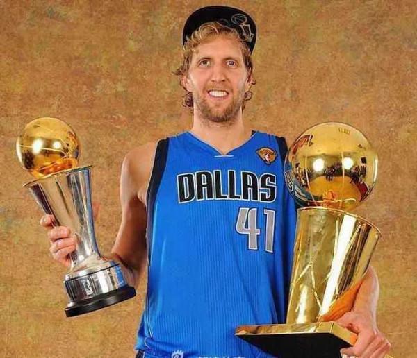 一人一城代表，德克-諾維斯基41號球衣在美航球館上空飄起