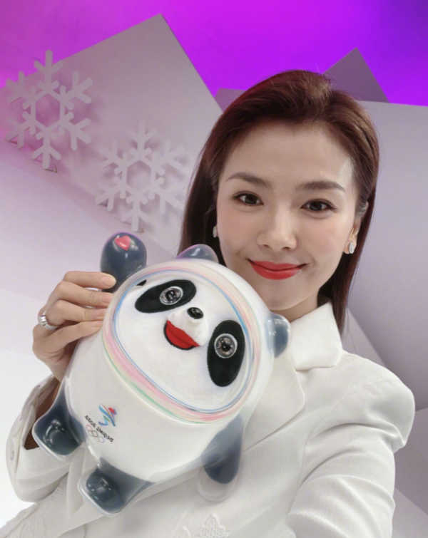 43歲劉濤大雪裡凹造型！穿細高跟不怕滑，被狂風吹到表情猙獰