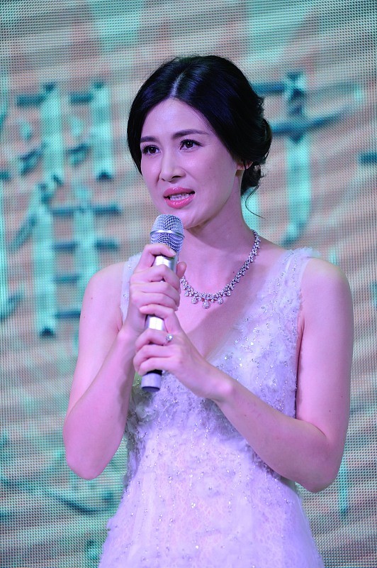 不愧是“李雲龍老婆”,童蕾都40多了還這麼美,穿白裙清純還大方 不愧是“李雲龍老婆”,童蕾都40多了還這麼美,穿白裙清純還大方