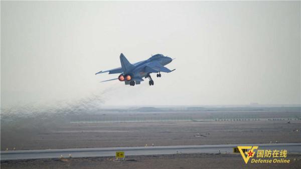 戰鷹出擊！空軍航空兵某團大漠戈壁新年開飛