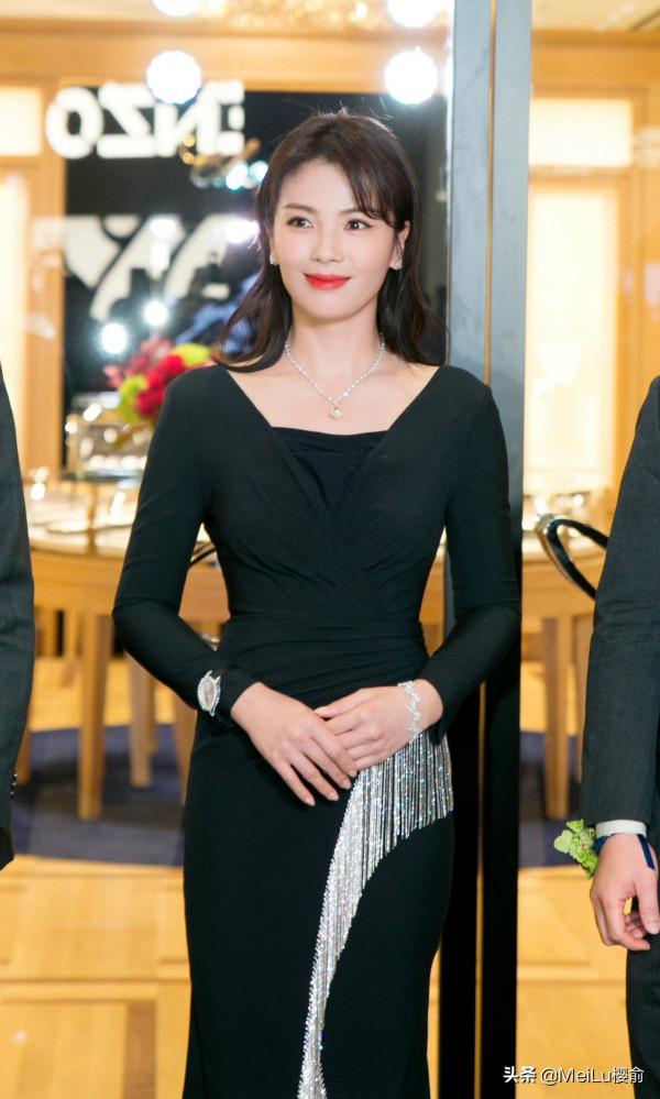 劉濤成熟漂亮有魅力，美得優雅溫婉，盡顯高階貴氣