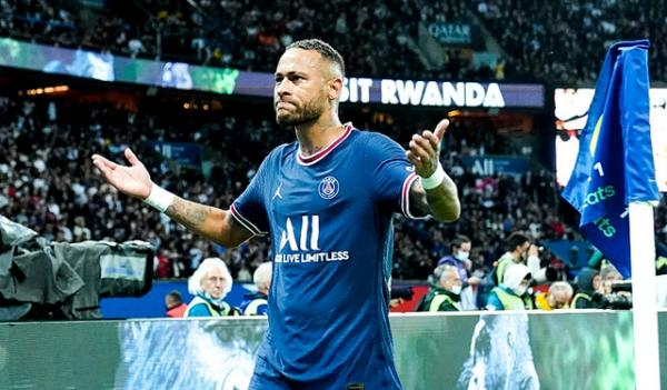 大巴黎贏了，梅西卻怒了，是因為C羅影響？內馬爾沒把梅西當兄弟