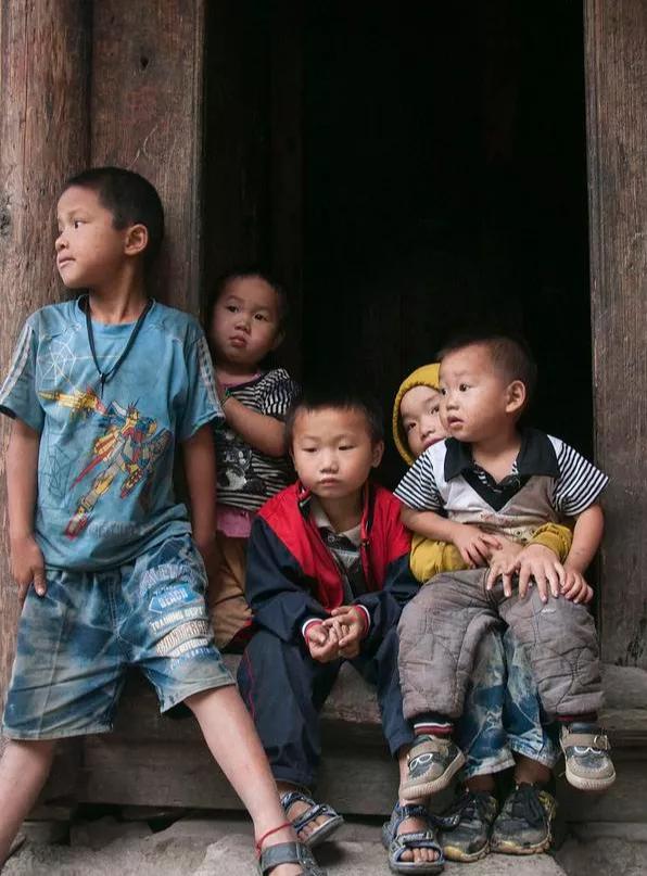 孤兒吃百家飯長大,28年後,他為每戶蓋一棟別墅,以謝養育之恩 孤兒吃百家飯長大,28年後,他為每戶蓋一棟別墅,以謝養育之恩