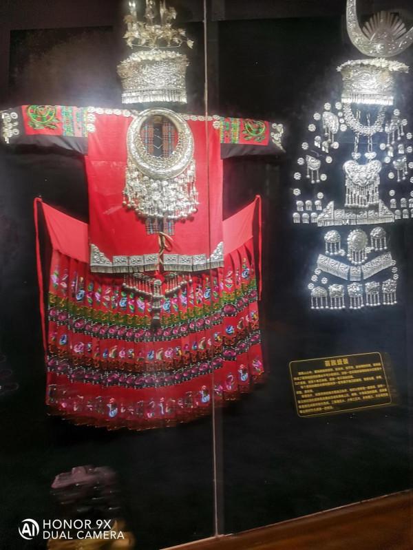 苗寨景區旅遊,看上價值2500元的銀碗值得買嗎?有沒有收藏價值? 苗寨景區旅遊,看上價值2500元的銀碗值得買嗎?有沒有收藏價值?