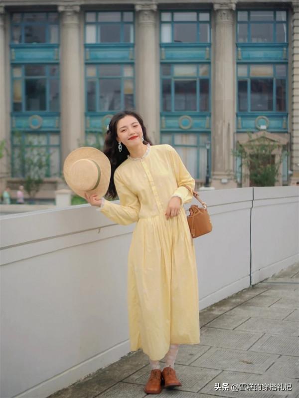 “長裙+短靴”=早秋最美穿搭！遮肉顯高還時髦，日常通勤都適合