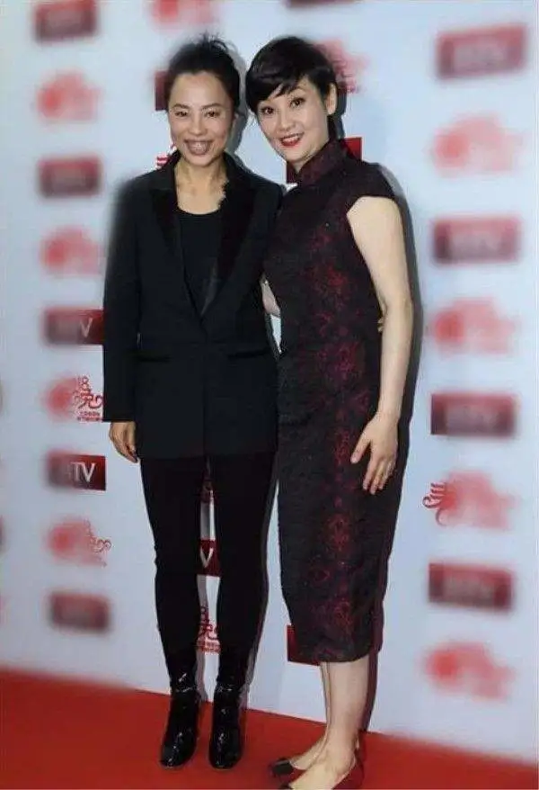 徐帆老了頭髮越剪越短，雖然穿上旗袍裙，還是沒有女人味