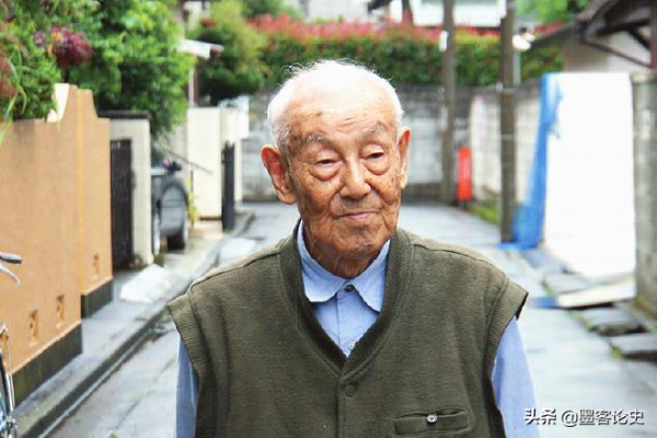 5年前,一日本老頭佩戴勳章來韶山,面向主席銅像哽咽:我是您的兵