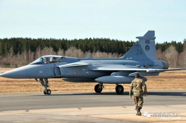 南非空軍戰鬥機已經停飛4個月，空有好飛機卻淪為器官捐獻者