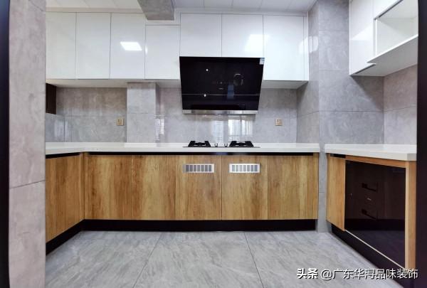 148㎡的現代輕奢風，客餐廳一體化，設計通用吊頂，空間寬敞明亮