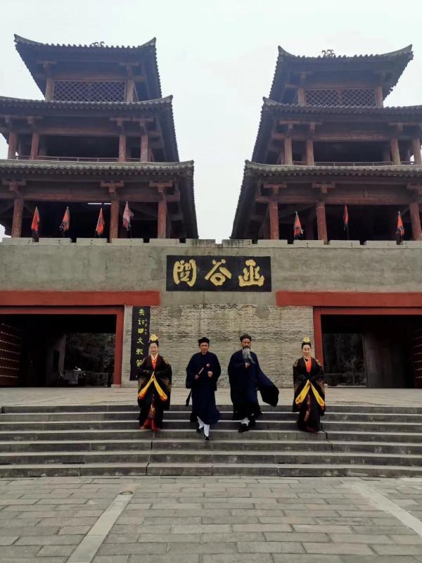 古代老子出關傳下道德五千言，當今飄涯子出關不知有何干？