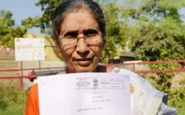 印度一婦女,49年為愛守空房,退休後做飯放牛,卻配12名頂級保鏢 印度一婦女,49年為愛守空房,退休後做飯放牛,卻配12名頂級保鏢