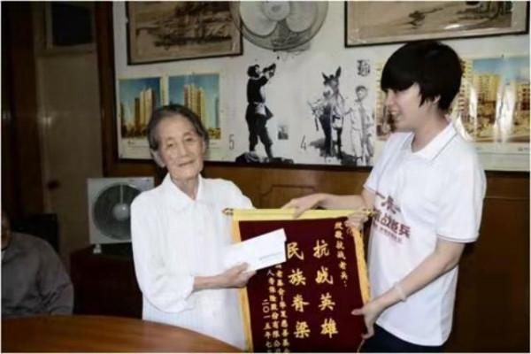 99歲抗戰女兵離家70年，終圓夢迴故鄉，在孫中山照片前敬了個軍禮