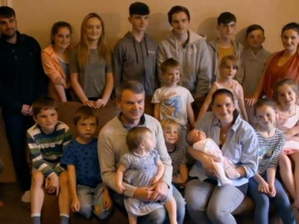 英國夫妻31年生下22個娃，現已有6個孫輩，晚年的快樂無法想象