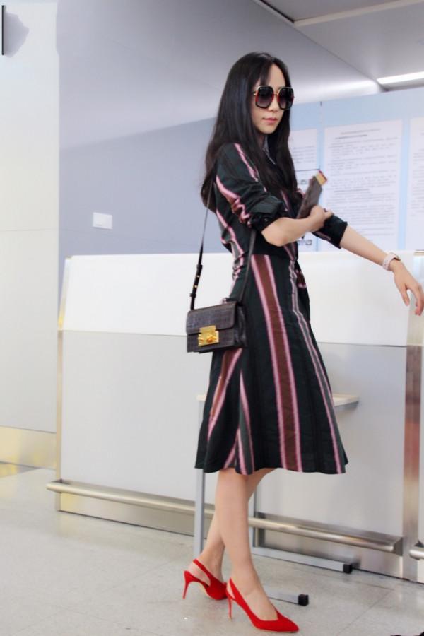 韓雪本想穿條短褲秀腿，不想坐下時卻一秒尷尬，真想送件外套給她