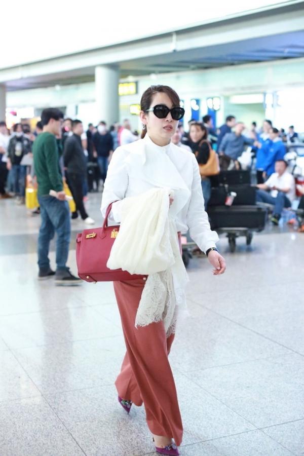 43歲秦海璐太懂氣質穿搭，白襯衫配闊腿褲高階有氣質，40歲要學學