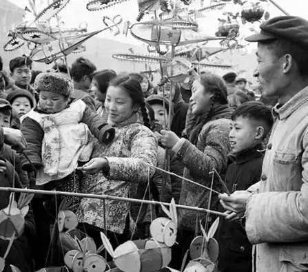 用“降低物價”對抗“物價上漲”：新中國治理通貨膨脹的無敵法寶