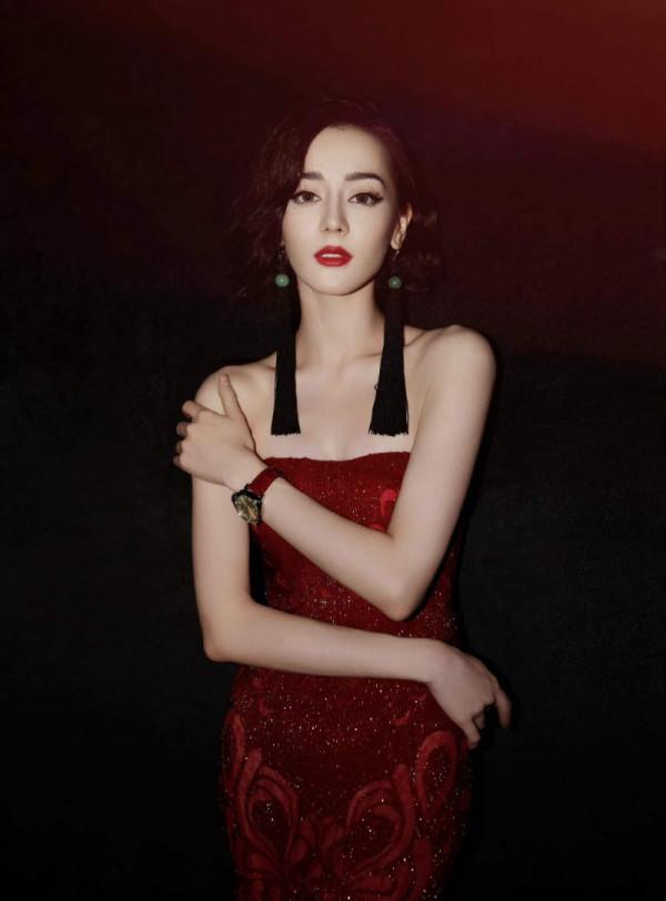 迪麗熱巴走紅毯突然“踏起正步”！網友：人類馴服裙子實錄