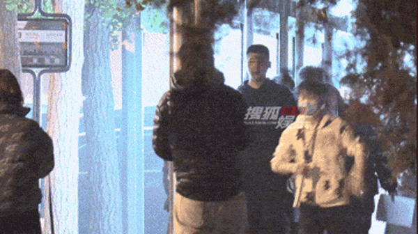 獨家:黃曉明袁泉路邊拍劇 收工時開心和路人打招呼 獨家:黃曉明袁泉路邊拍劇 收工時開心和路人打招呼