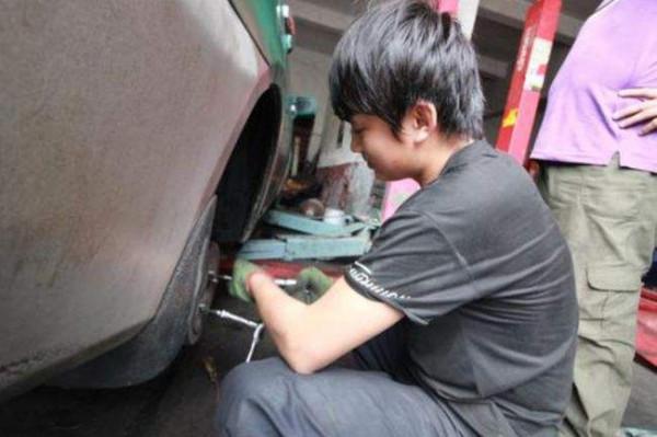 有人喜攀龍附鳳，窮盡家財結識達官貴人，年近四十才懊悔不已