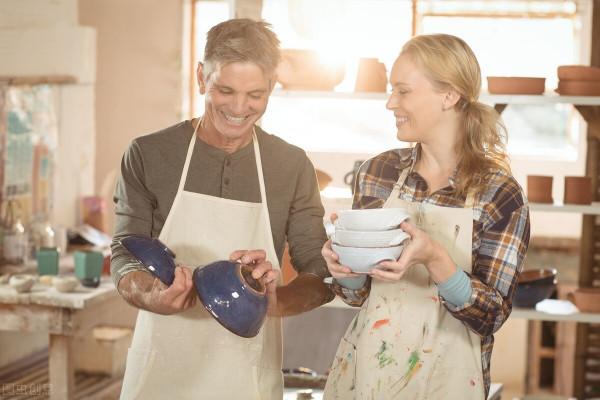 上帝造人的時候，只給了一張嘴，卻給了兩隻耳朵。為什麼呢？