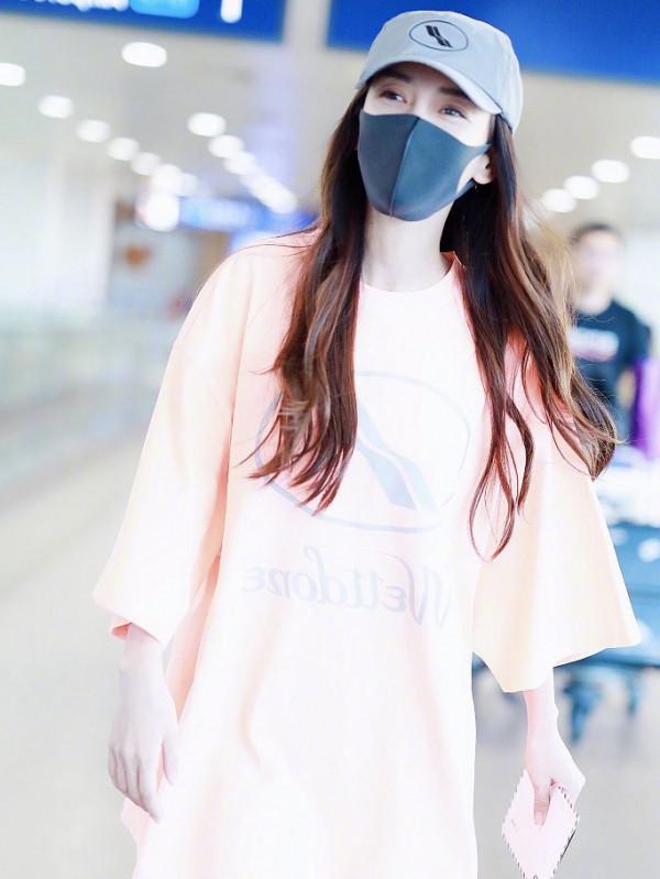 Angelababy關曉彤,同樣是寬鬆T恤搭配緊身褲,風格差距卻很大 Angelababy關曉彤,同樣是寬鬆T恤搭配緊身褲,風格差距卻很大