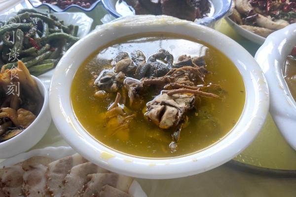 雲南朋友結婚，隨禮200塊錢，看到宴席上的菜品後，我想打包了