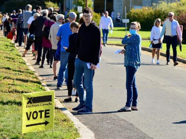 加拿大全民出動 大排長龍為投票 華人空前踴躍 特魯多1家5口被圍住