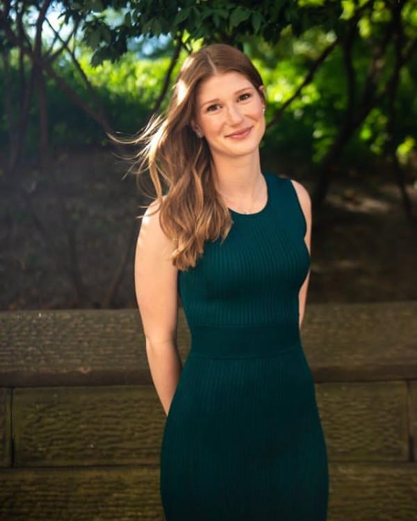 蓋茨前妻在8億豪宅中開派對！波點裙造型真美，女兒白裙造型好仙