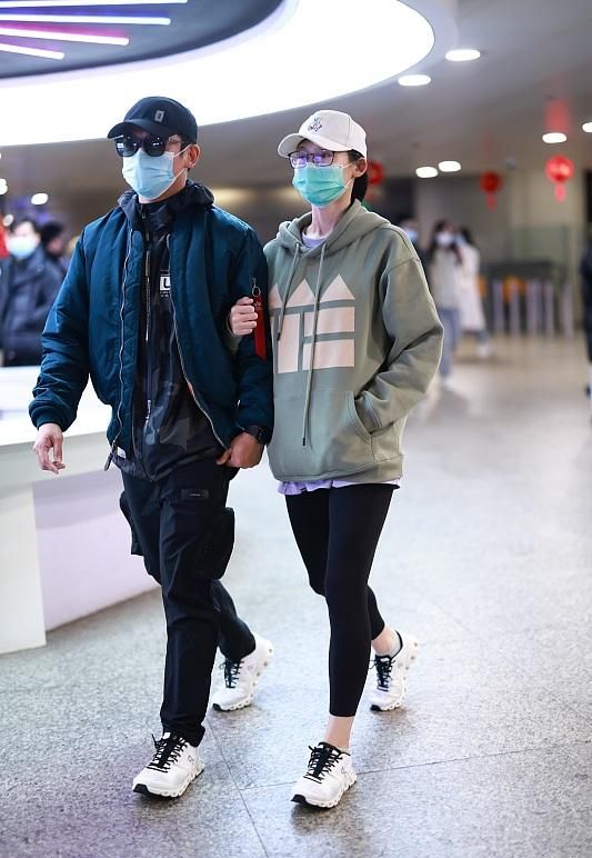 苗苗一家三口首次走機場，鄭愷發福成大叔她卻暴瘦，女兒長相曝光