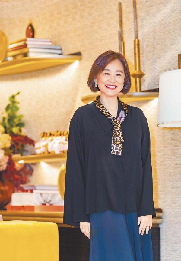 66歲林青霞與閨蜜聚會，站c位穿長裙塗紅唇風韻不減，73歲甄珍憔悴不少