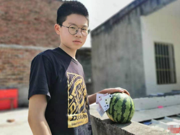 四川14歲初中生，玩撲克牌賺了幾十萬，上過央視，被稱李小龍第二