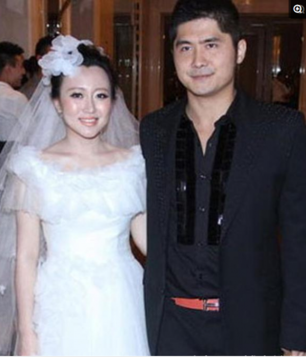 潘陽老公曾送其3800萬法拉利求婚，兒子遺傳潘長江一家人相親相愛