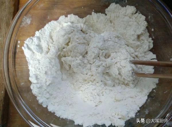 死麵烙餅怎麼做不發硬?關鍵是和麵,老師傅教你做法,酥軟層次多 死麵烙餅怎麼做不發硬?關鍵是和麵,老師傅教你做法,酥軟層次多