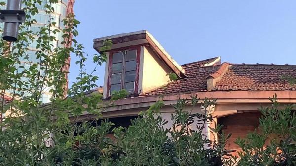 1949年，他設計的五星紅旗當選為國旗，毛主席盛讚：就是要大團結