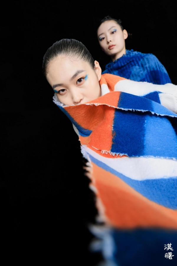 MIU MIU秋冬靴款靈感源自滑雪服；拉長版LOEWE Goya手袋優雅滿分丨是日美好事物