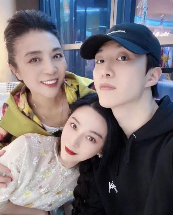 61歲劉德華拍影片秀廚藝,右手臂現出紅色血跡,身體狀況令人擔心 61歲劉德華拍影片秀廚藝,右手臂現出紅色血跡,身體狀況令人擔心