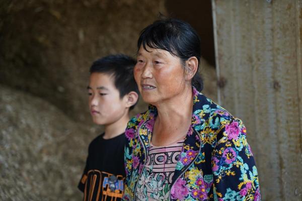 男孩爸爸病逝後被媽媽拋棄，姑媽拖著病體不顧反對將“孤兒”養大