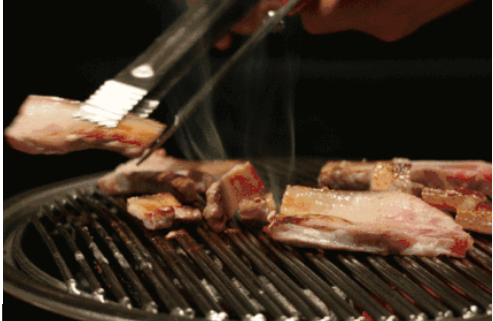 殘忍畫家給豬活體刺青後完整剝離豬皮畫賣100萬元一幅，豬太痛苦