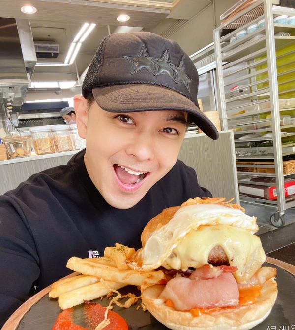 林志穎和老婆為長子慶生,12歲kimi快和媽媽一樣高,長大也是帥哥 林志穎和老婆為長子慶生,12歲kimi快和媽媽一樣高,長大也是帥哥