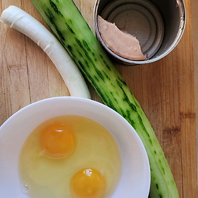 不知道吃什麼，黃瓜雞蛋麵準沒錯