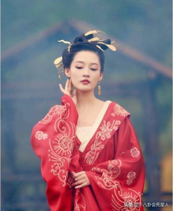 明明是苦情臉非要演活潑少女，高圓圓李沁都栽了