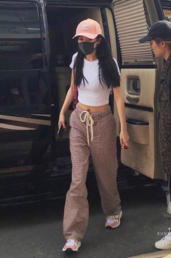 楊冪不愧是“帶貨女王”,燕尾皮衣配荷葉邊長裙,滿屏幹練與唯美 楊冪不愧是“帶貨女王”,燕尾皮衣配荷葉邊長裙,滿屏幹練與唯美