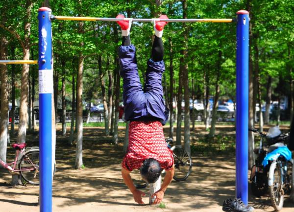老年人注意！公園裡常見的這4種鍛鍊，對身體有害，儘早遠離