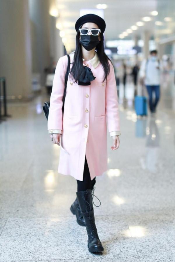 黃聖依身材挺好,可也架不住“亂穿衣”,斗篷大衣配魚尾裙太混搭 黃聖依身材挺好,可也架不住“亂穿衣”,斗篷大衣配魚尾裙太混搭