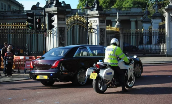 95歲英女王開路虎，卻沒有駕照，汶萊國王身家700億有7000輛豪車