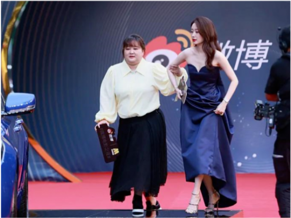 39歲賈玲胖得自信，穿襯衫勒出贅肉，大方與瘦成閃電的張小斐挽手