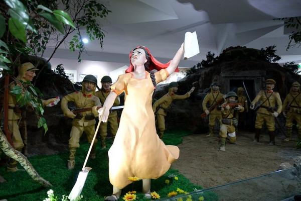 17歲的嘎麗婭，上山勸日軍投降，被粗暴拖入洞中，只留下一塊頭巾