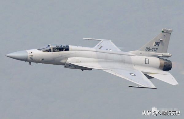 巴基斯坦要求改進殲7座艙，巴空軍中將親自示範：這裡要和F16一樣
