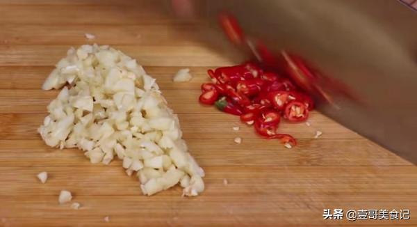 萵筍最下飯的做法,酸脆爽口,比肉還香,我家一週吃5次,超解饞 萵筍最下飯的做法,酸脆爽口,比肉還香,我家一週吃5次,超解饞