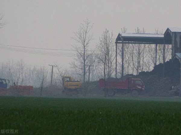 農村最常見的紅磚與泥土，怎麼就成了最緊俏的建材？